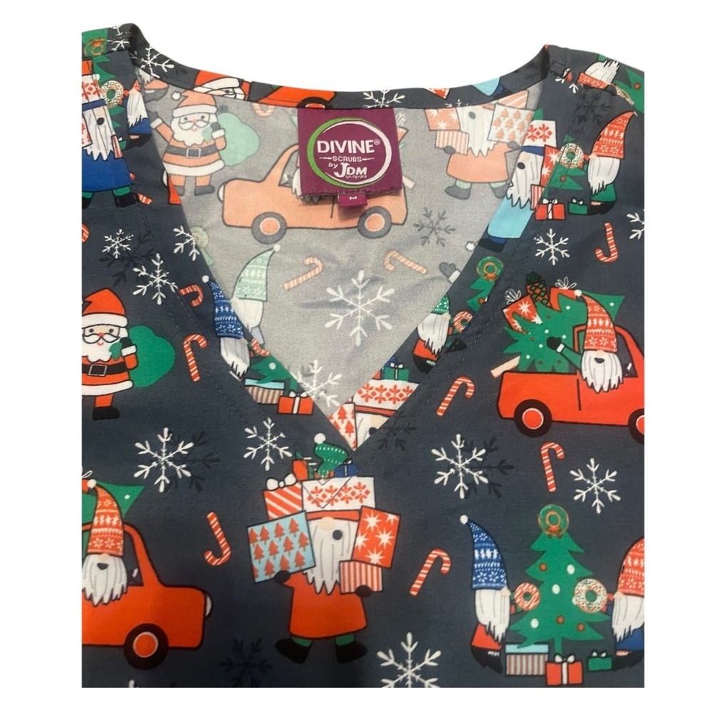 DIVINE SCRUBS Women Holiday Santa Gnome Christmas Tree Car Print Scrub Top M - Picture 2 of 5